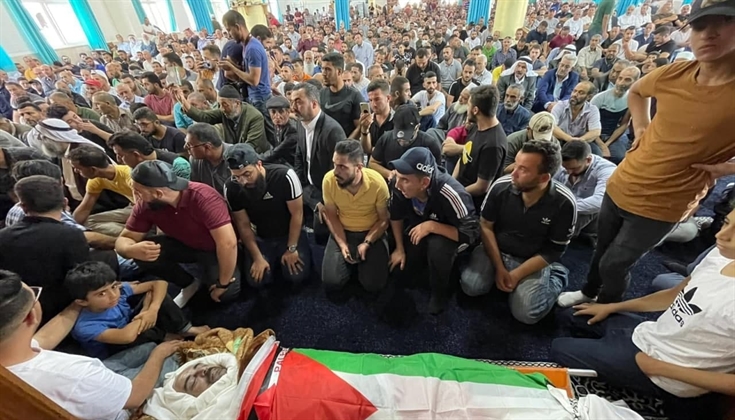 الصلاة الجنازة على جثمان الناشط نزار بنات