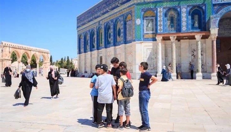 أطفال مقدسيون يتلقون جولات إرشادية في المسجد الأقصى