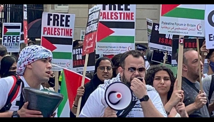 ناشطون بريطانيون يرفعون أعلامًا فلسطينية على بلدية بريطانية