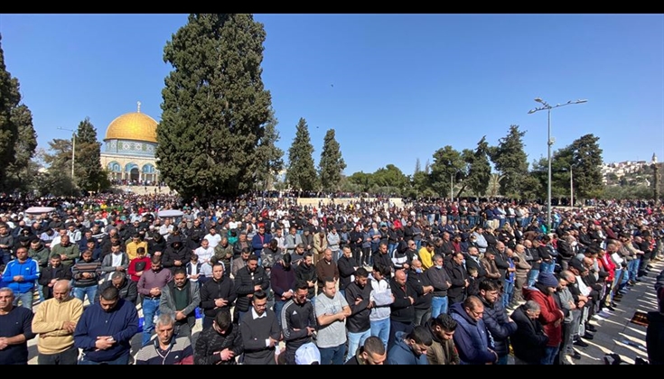 أكثر من 55 ألف مصل أدوا الصلاة في الأقصى في جمعة "سيّجناك قلوبنا"
