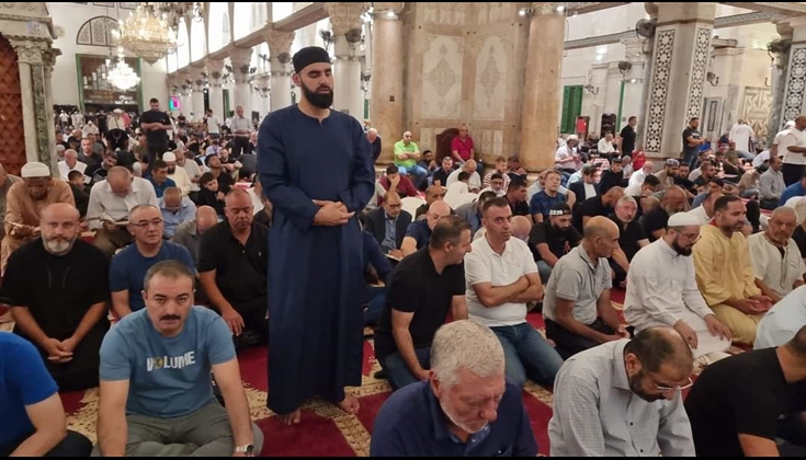 آلاف المقدسيين يؤدون الفجر في المسجد الأقصى