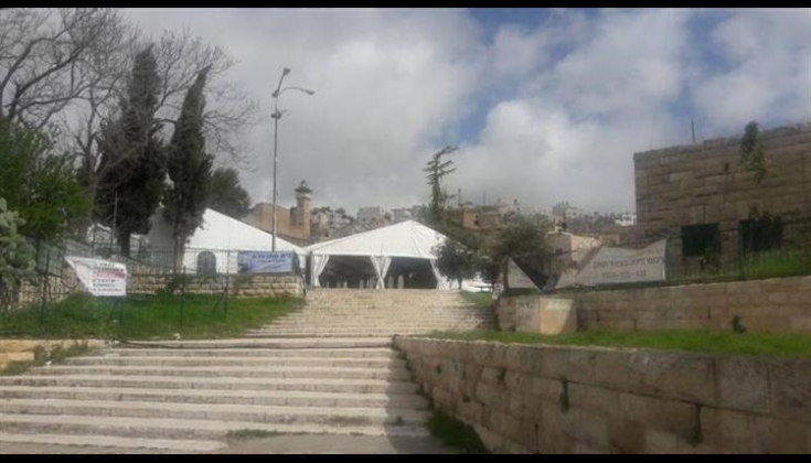 مستوطنون ينصبون خيامًا في ساحات المسجد الإبراهيمي