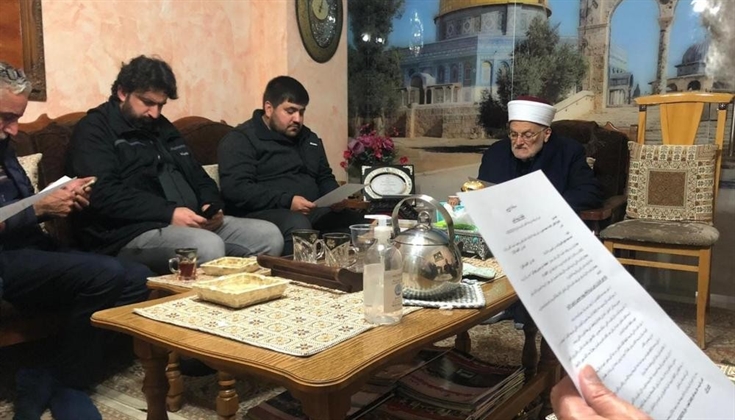 الاحتلال يقتحم منزل الشيخ صبري ويُسلمه استدعاءً للتحقيق