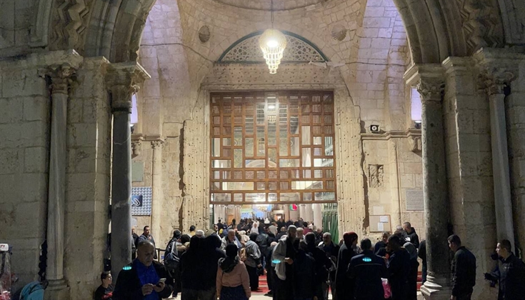 المئات من الفلسطينيين يؤدون صلاة الفجر في الأقصى