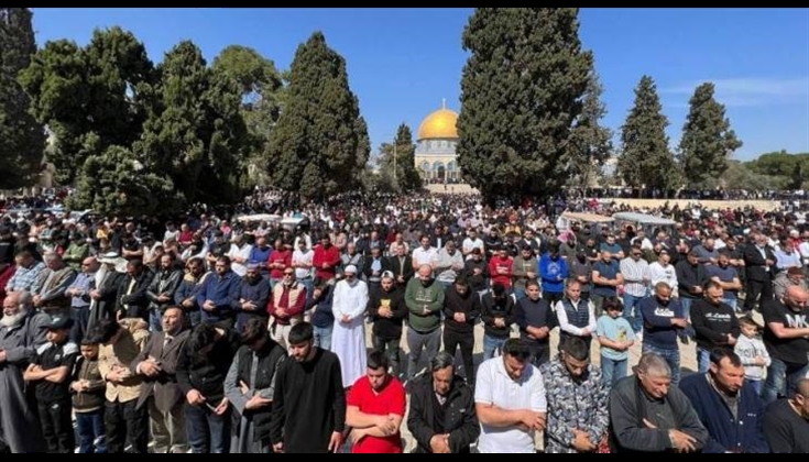 70 ألف مصلٍّ يؤدون صلاة الجمعة في المسجد الأقصى