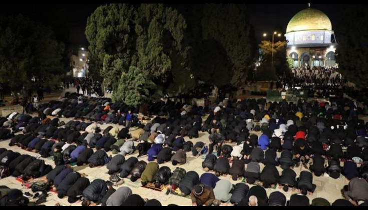 الآلاف يلبون نداء الفجر العظيم في المسجدين "الأقصى" و"الإبراهيمي"