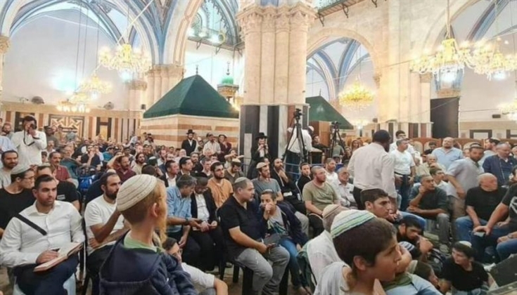 مئات المستوطنين يقتحمون المسجد الإبراهيمي ويقيمون حفلا غنائيا