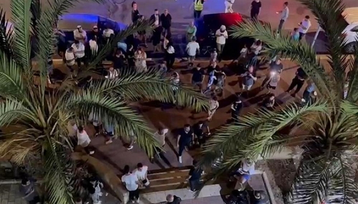 طلاب عرب يتعرضون لاعتداء من مجموعة متطرفة وهتافات "الموت للعرب"