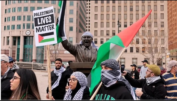 مبيعات غير مسبوقة للكوفية الفلسطينية بأمريكا رغم استهداف مرتديها
