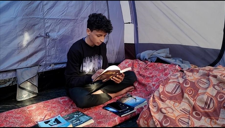 "أشلاء".. رواية لطفل فلسطيني من خيمة نزوح في غزة