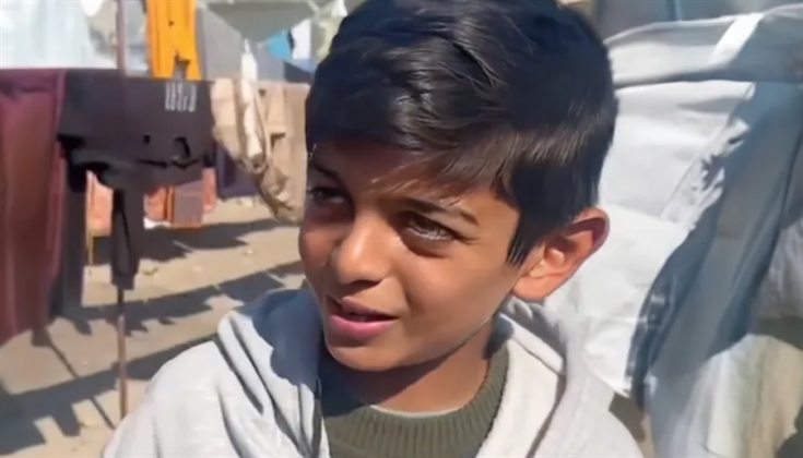 “من رحم المعاناة يولد العظماء”… طفل من غزة يولد الطاقة ويضيء خيمة