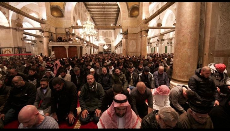 25 ألف مصلّ يؤدون صلاتي العشاء والتراويح بالأقصى