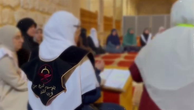 30 شابة من القدس يسردن سورة البقرة في المصلى المرواني