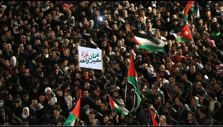 أردنيون يتخلون عن الفرح بعيد الفطر.. "عيدنا بانتصار غزة"