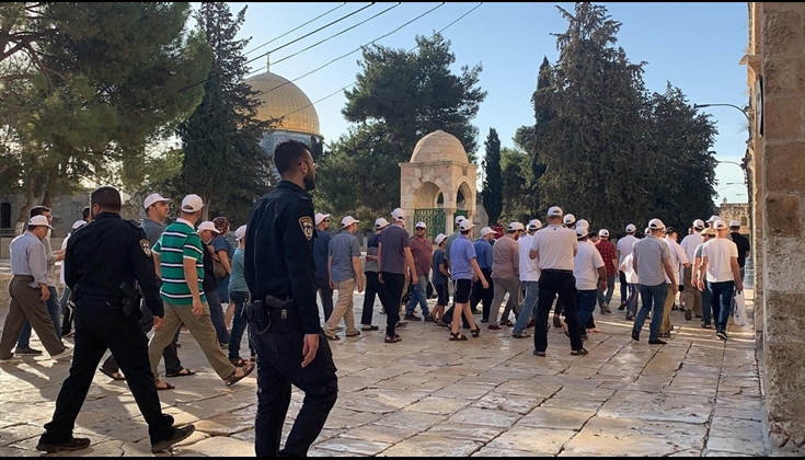 عشرات المستوطنين يقتحمون المسجد الأقصى أمس