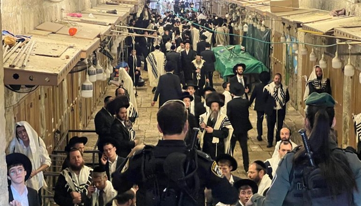 مستوطنون يؤدون طقوسا بأسواق القدس وقيود على أداء صلاة الجمعة