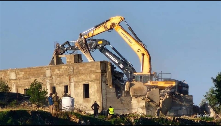 الاحتلال يهدم بناية سكنية و"بركسين" شمال القدس