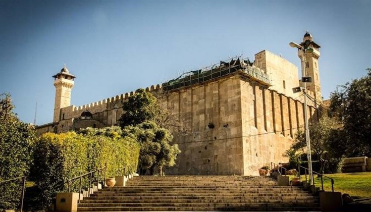 في محاولة لتهويده.. الاحتلال يسقف صحن المسجد الإبراهيمي في الخليل