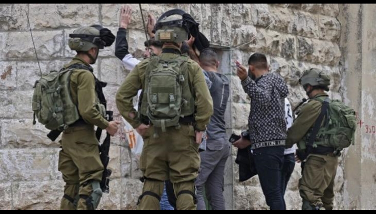 الاحتلال يعتقل 8 فلسطينيين من الضفة والقدس