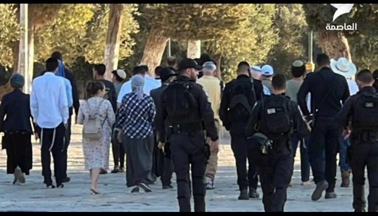 عشرات المستوطنين يقتحمون ساحات الأقصى