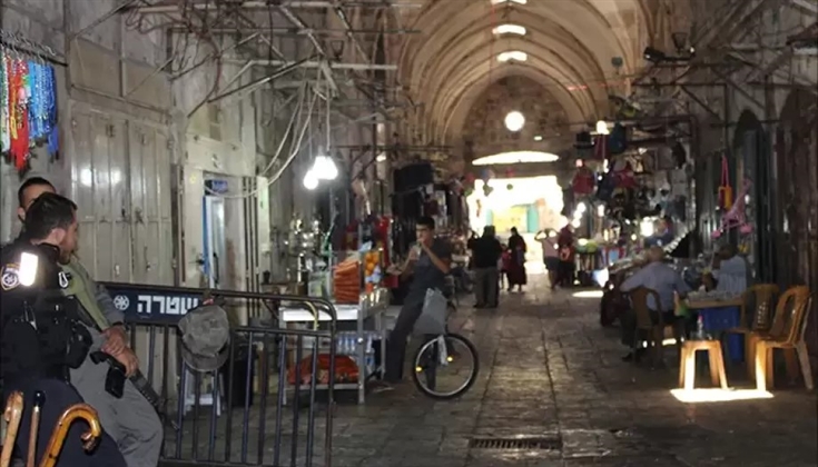 مستوطنون يعتدون على مواطنين وتجار مقدسيين في سوق القطانين