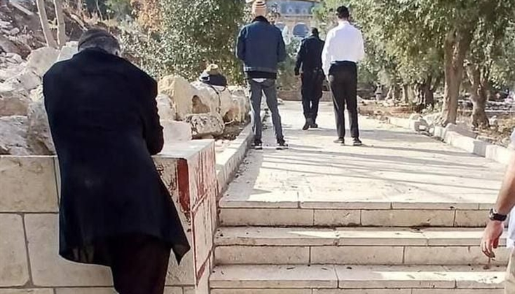مستوطن يعتدي على أحد صخور المسجد الأقصى