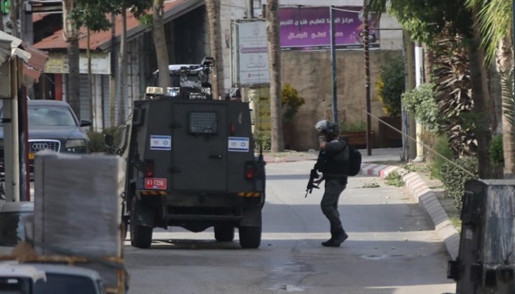 الشرطة الإسرائيلية تقتحم منازل أسرى فلسطينيين بالقدس