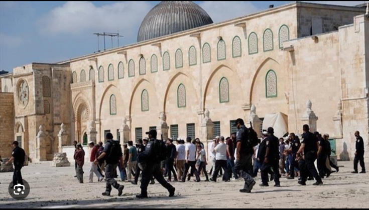 عشرات المستوطنين يقتحمون الأقصى