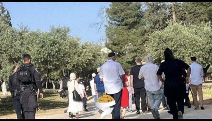 مستوطنون يدنسون الأقصى ويؤدون صلوات تلمودية