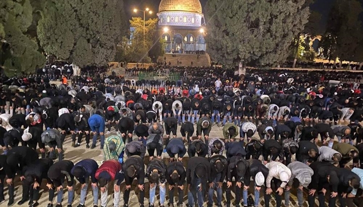 مئات المصلين يُحيون الفجر في الأقصى رغم تشديدات الاحتلال