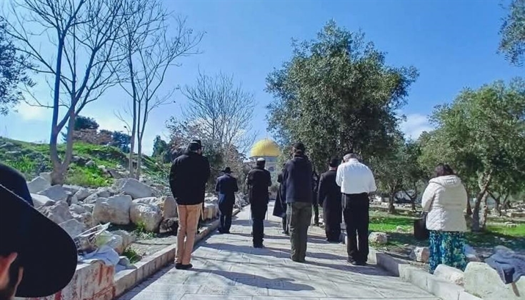 عشرات المستوطنين يقتحمون باحات الأقصى