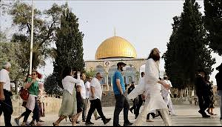 قيود على المصلين.. عشرات المستوطنين يقتحمون الأقصى