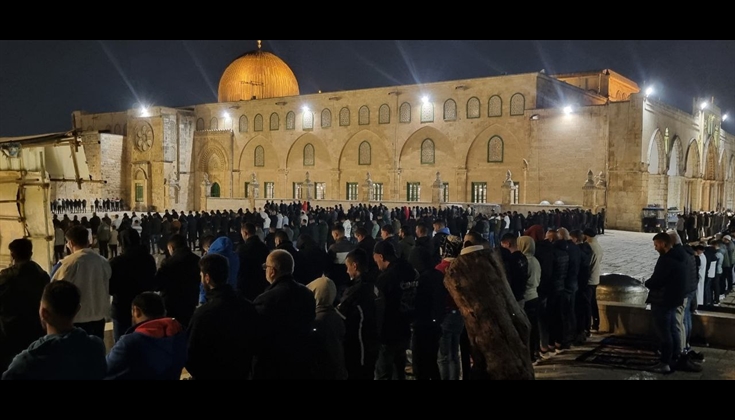 80 ألفا يؤدون صلاتي العشاء والتراويح في المسجد الأقصى