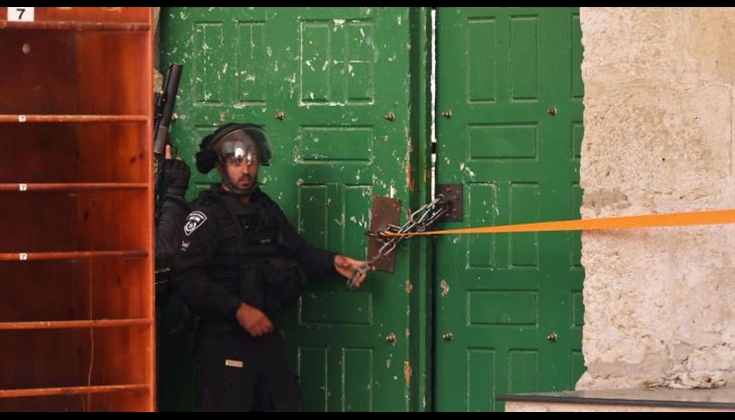 الاحتلال يجبر المعتكفين على مغادرة الأقصى