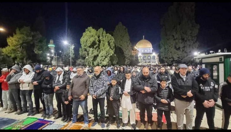 40 ألف مصلِّ يؤدون صلاة فجر الجمعة الثانية من رمضان في "الأقصى"