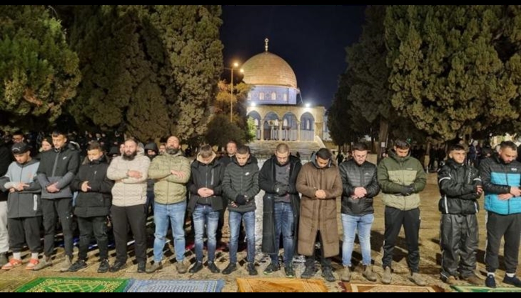 عشرات الآلاف يؤدون فجر الجمعة الثالثة من رمضان في "الأقصى"