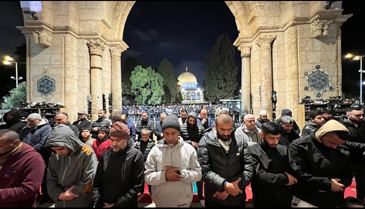 100 ألف يؤدون العشاء والتراويح في الأقصى