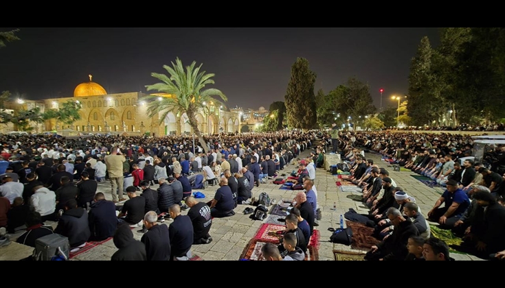 100 ألف مصل يؤدون صلاتي العشاء والتراويح في المسجد الأقصى