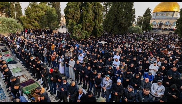 120 ألف فلسطيني يؤدون صلاة عيد الفطر في المسجد الأقصى المبارك
