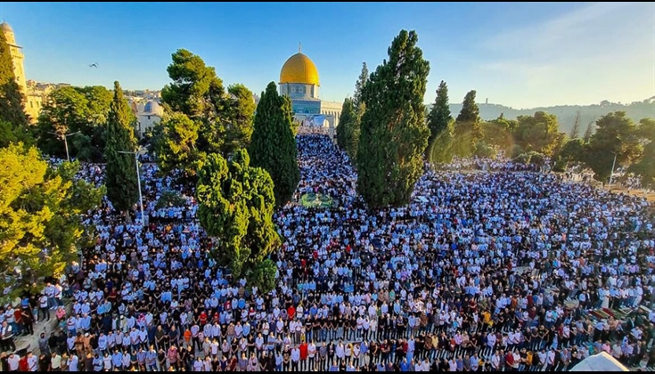 عشرات آلاف الفلسطينيين يؤدون صلاة الجمعة في الأقصى المبارك