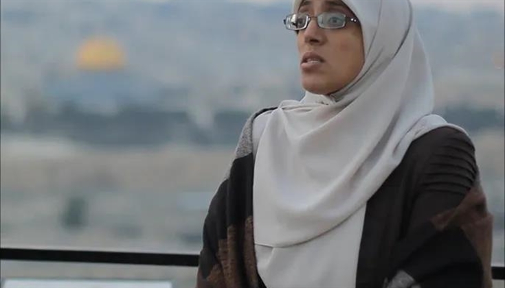 الاحتلال يسلم المرابطة خديجة خويص قرارًا بمنعها من دخول الضفة