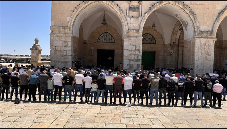 عشرات الآلاف يؤدون صلاة الجمعة في المسجد الأقصى