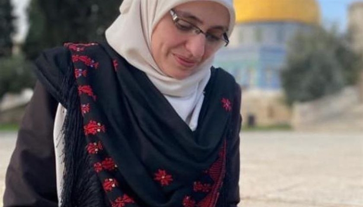 الاحتلال يسلم المرابطة المقدسية هنادي الحلواني قرراً بمنع السفر