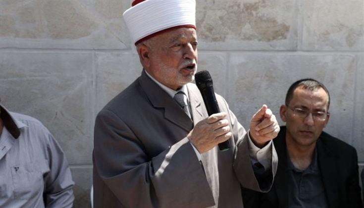 الاحتلال يجدد إبعاد مفتي القدس عن المسجد الأقصى