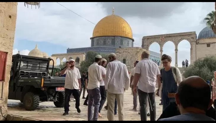 عشرات المستوطنين يقتحمون باحات المسجد الأقصى
