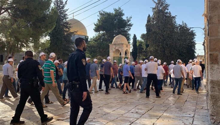 عشرات المستوطنين يقتحمون الأقصى المبارك بحماية مشددة من الشرطة