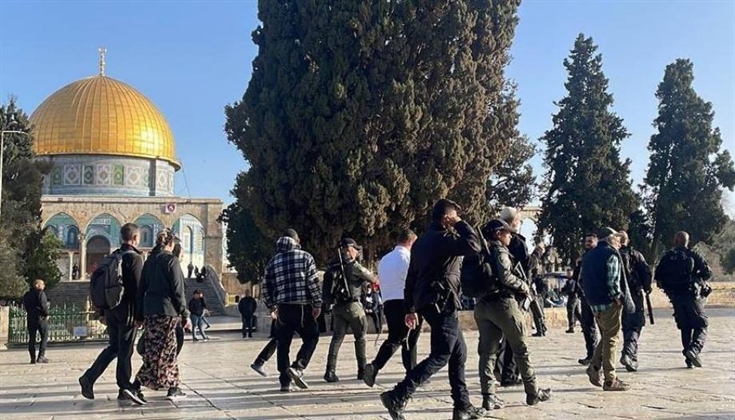 مستوطنون يقتحمون باحات المسجد الأقصى ويؤدُّون طقوسًا تلموديّة