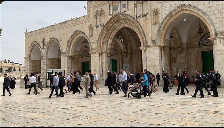 مستوطنون يقتحمون باحات المسجد الأقصى ويؤدُّون طقوسًا تلمودية