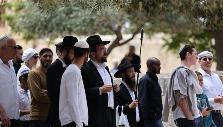 مستوطنون يقتحمون الأقصى وسط قيود مشددة