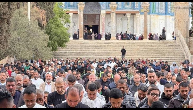 عشرات الآلاف يؤدون صلاة الجمعة في "الأقصى" وباحاته